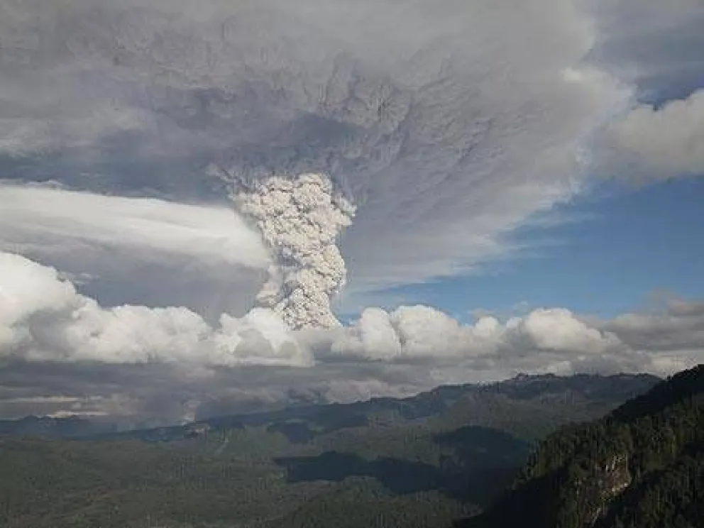 Video: confirman nueva erupción y fisura de dos kilómetros en volcán Puyehue