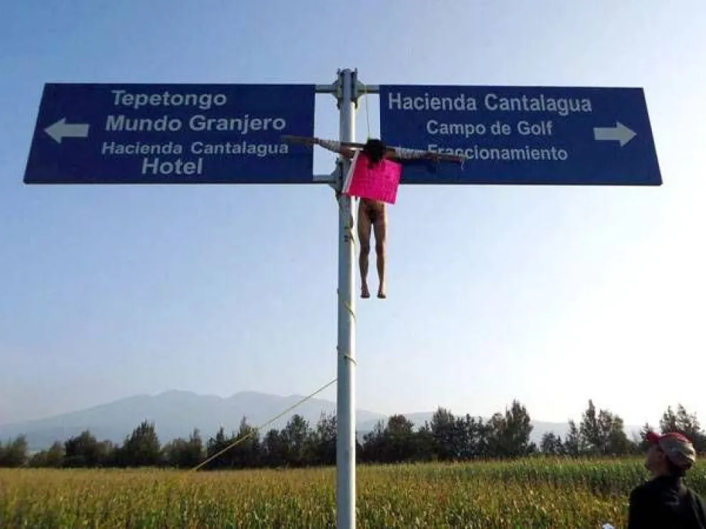 Crucifican a un presunto violador en México