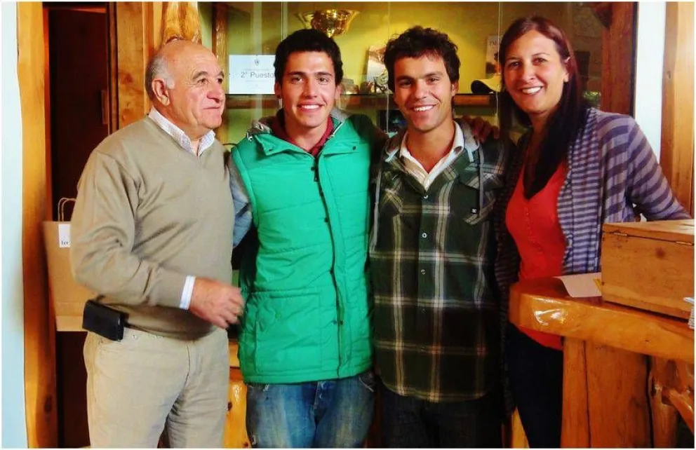 Valentín Cacault y Agustín Sanabria en lo mas alto del Golf local