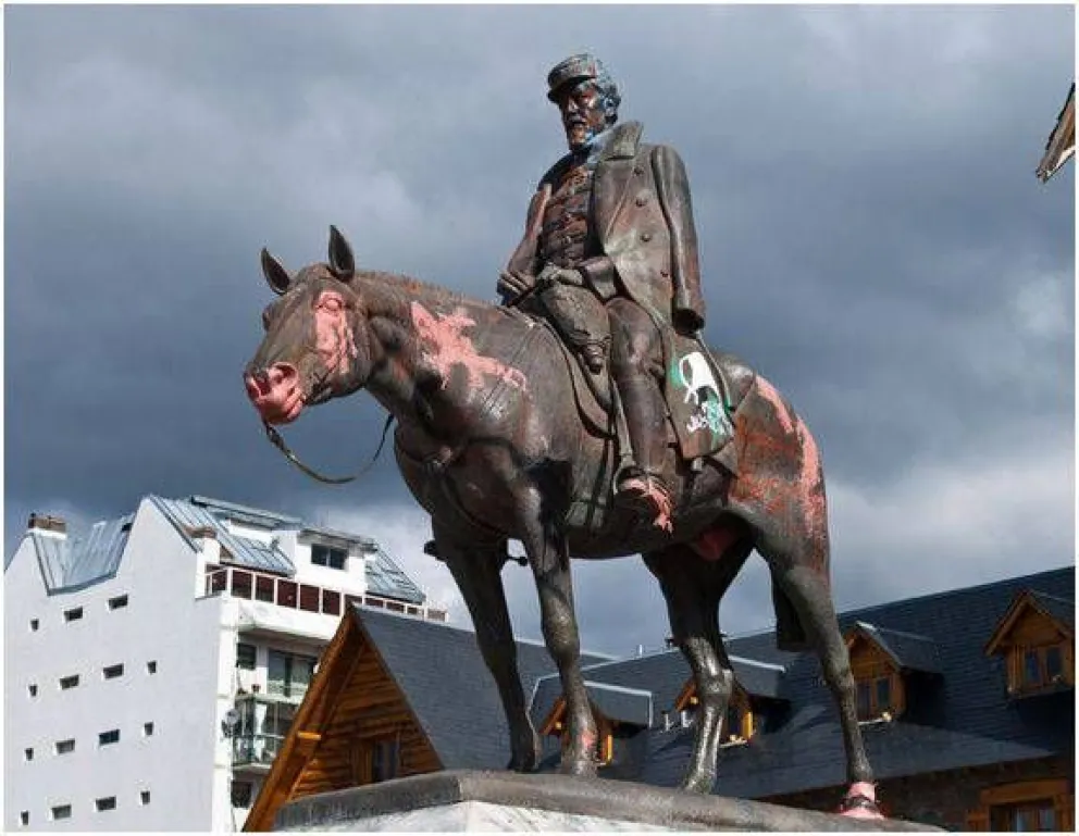 El Instituto Rocaniano avanza en un proyecto para restaurar la estatua de Julio Argentino Roca en el Centro Cívico de Bariloche