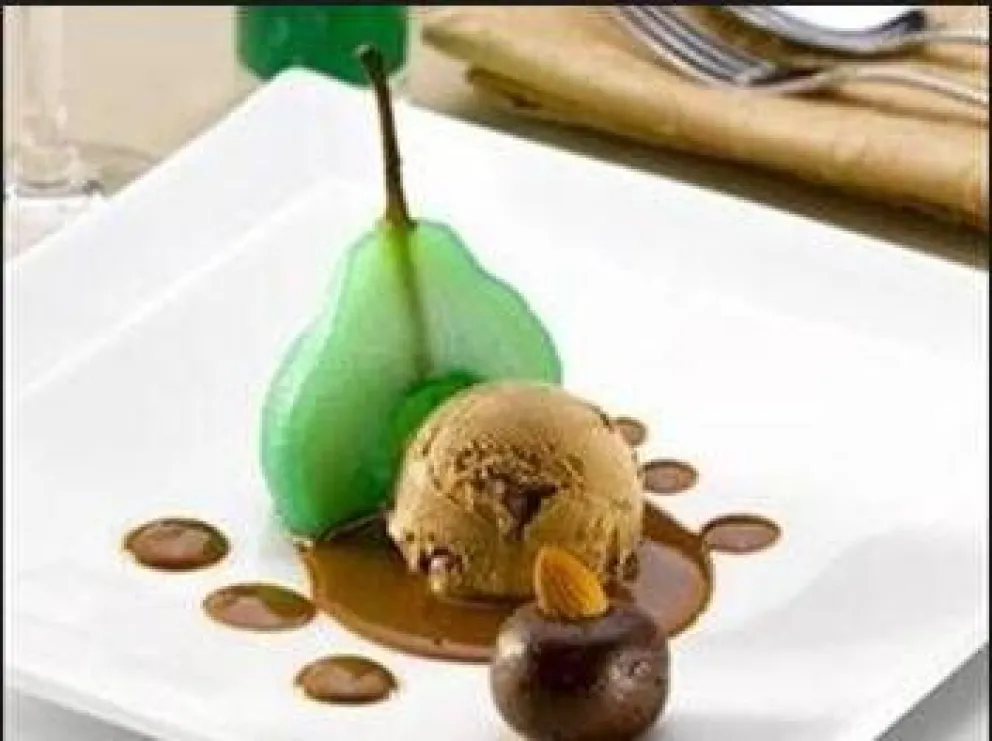 Delicadeza: Peras a la Menta con helado de chocolate