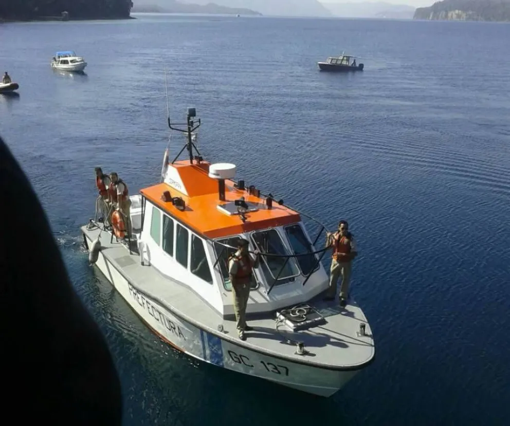 Sobre la prohibición de navegar con motores de dos tiempos en el lago