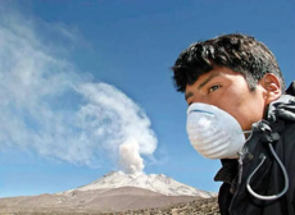 Fuerte olor a azufre preocupó a los vecinos,y autoridades reclaman medidores de aire