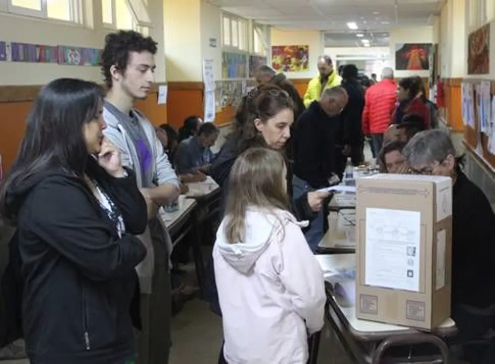 Largas colas para votar en las escuelas