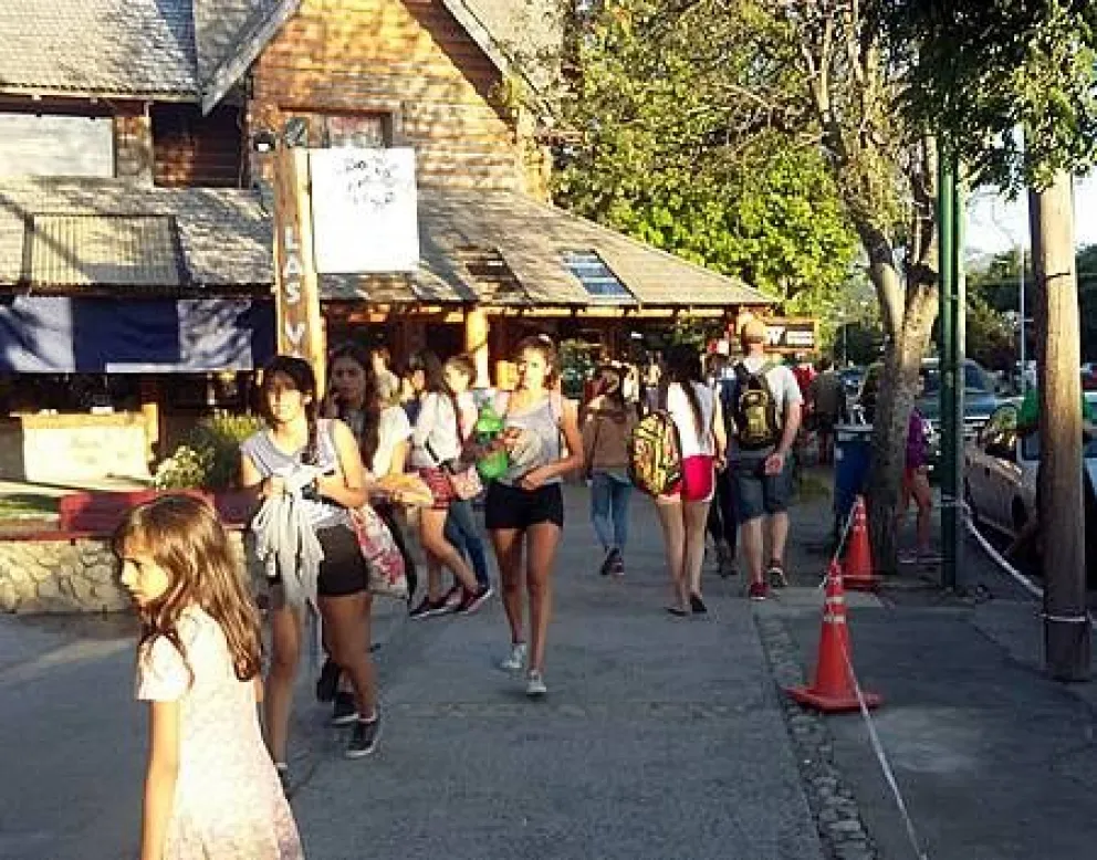 Veranear en Villa La Angostura o San Martín costará un 30% más caro