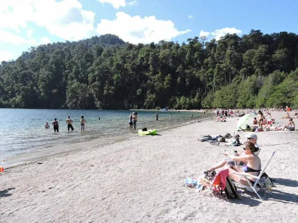 Aguas Abiertas invita a limpiar la playa del Lago Espejo