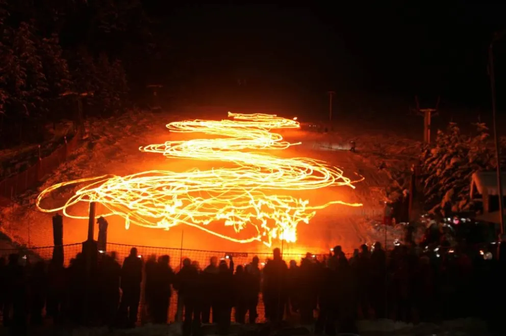 Cerro Bayo realiza hoy la segunda “Bajada de Antorchas” de la temporada