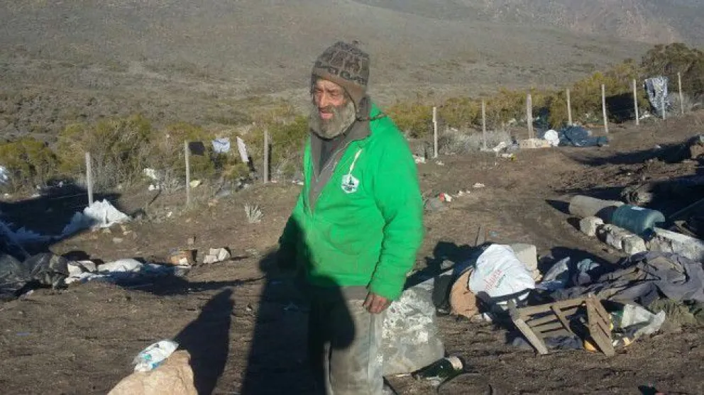 Un anónimo le fabricó una casa al ermitaño de Collón Curá, pero no la quiere usar