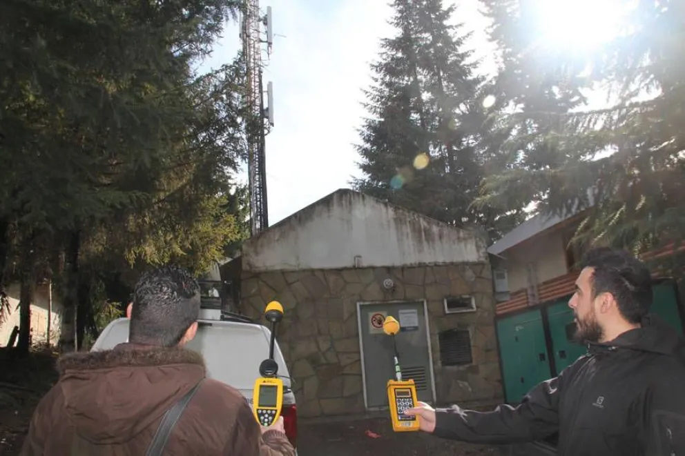 Por desinteligencias del gobierno, Movistar hace un año y medio que no paga el canon por las antenas