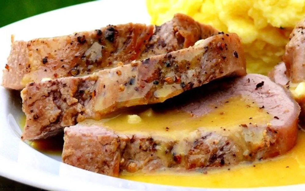Rico y original: Carne a la mostaza con manzanas caramelizadas