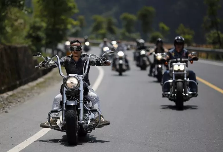 Caravana de motos que participan de un Encuentro Diario Andino