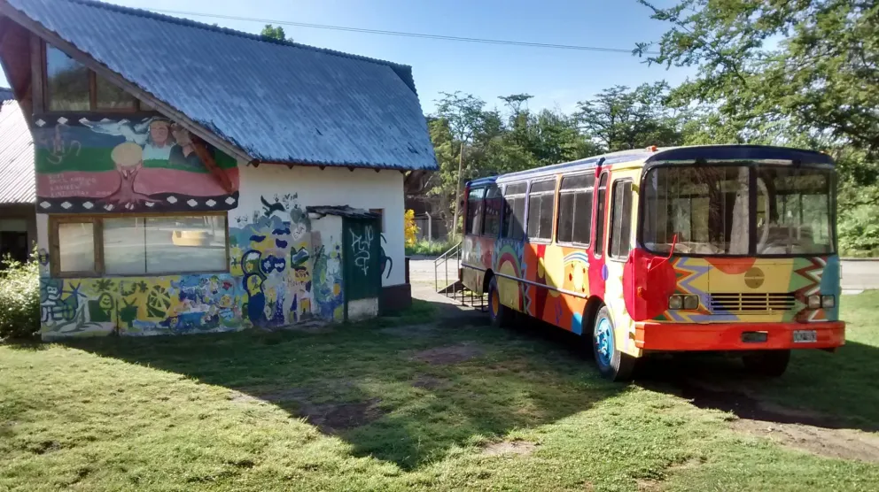 El Colectivo reciclado ya está en el predio de la Biblioteca