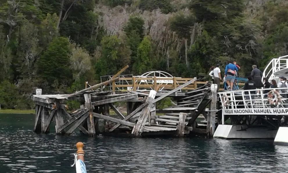 Un catamarán chocó contra un muelle en Bosque de Arrayanes