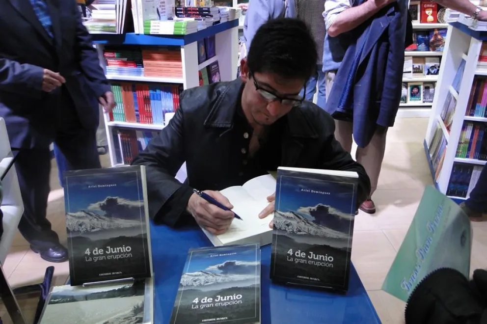 “Perdón por la hora”: Ariel Domínguez y su reflexión poética sobre la realidad