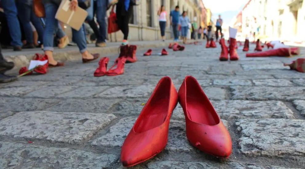 Convocan a colaborar con zapatos rojos para realizar una instalación artística