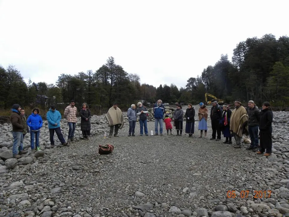 Mapuches y Alerta Angostura realizaron una ceremonia en el Mallín de Barrio Norte
