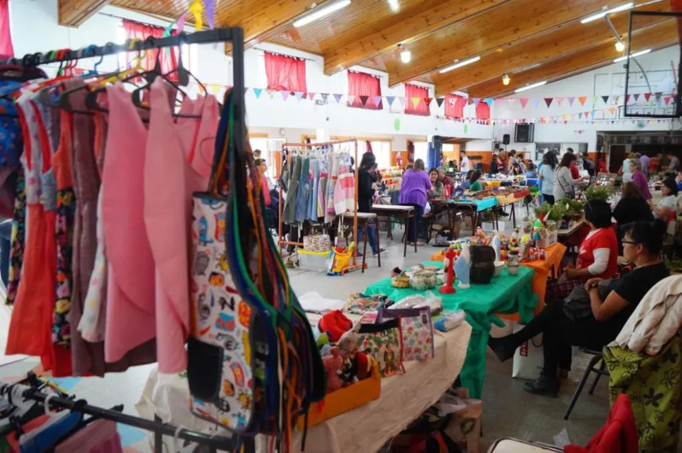 La Angostura celebra su feria de emprendedores con espectáculos y sabores locales