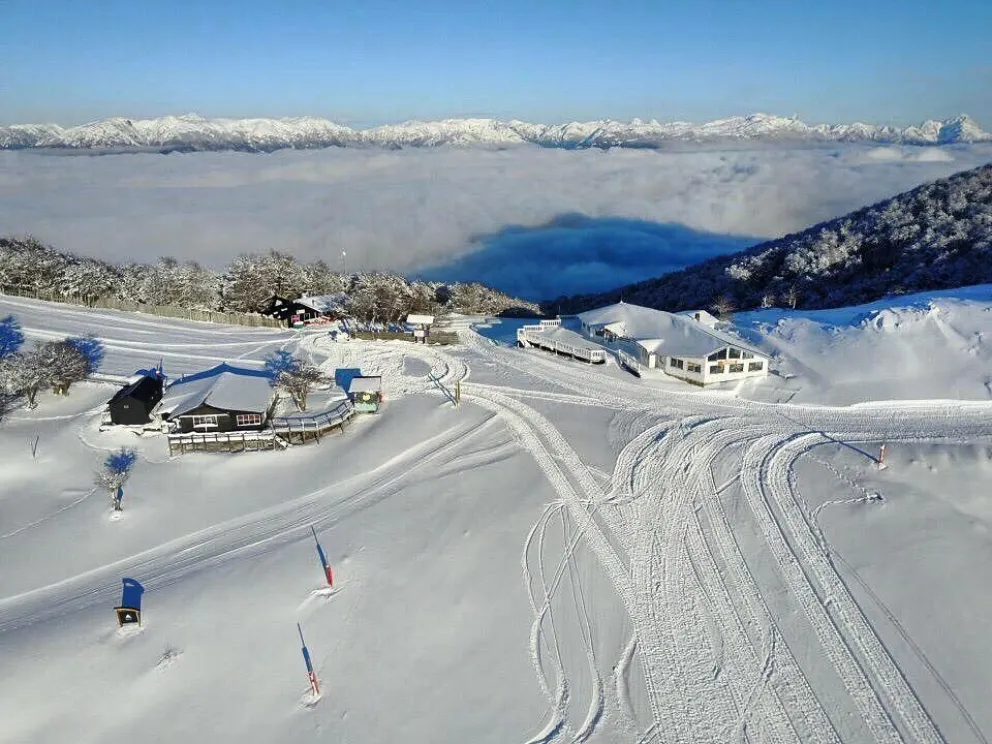 Cerro Bayo abrió para peatones y comenzó a producir nieve artificial