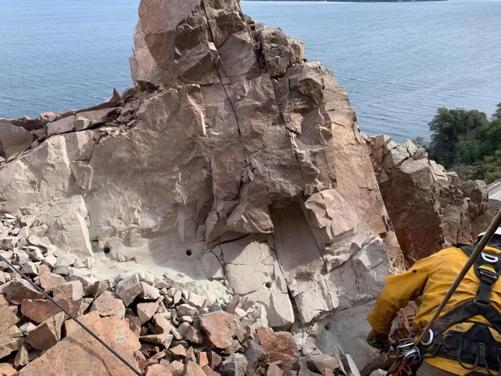 Derrumbe en la ruta 40: Comenzó la perforación del bloque de rocas más ...