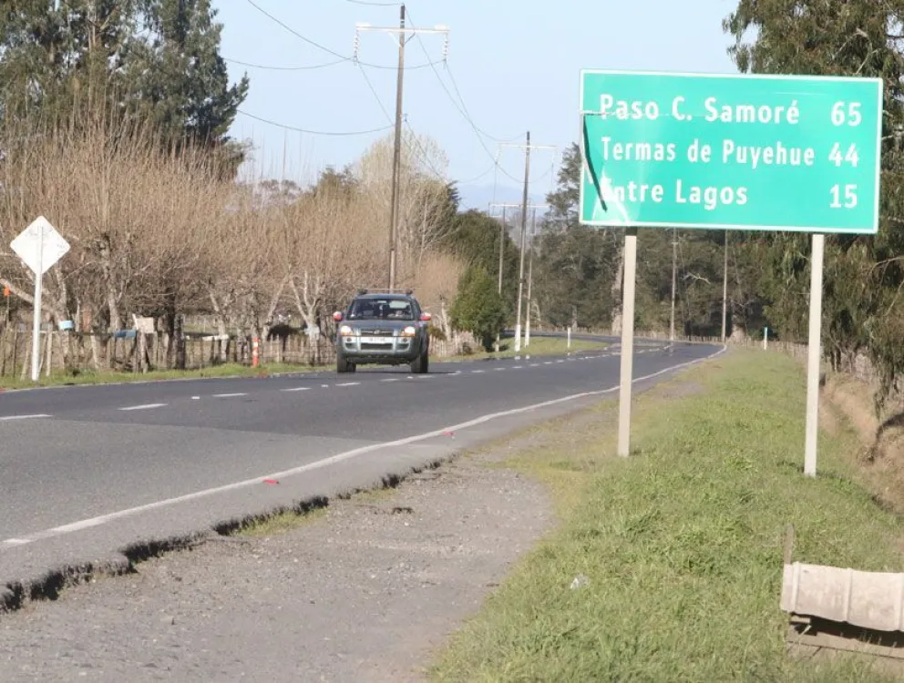 Se enganchó del auto cuando los delincuentes huían y logró que le devolvieran las cosas