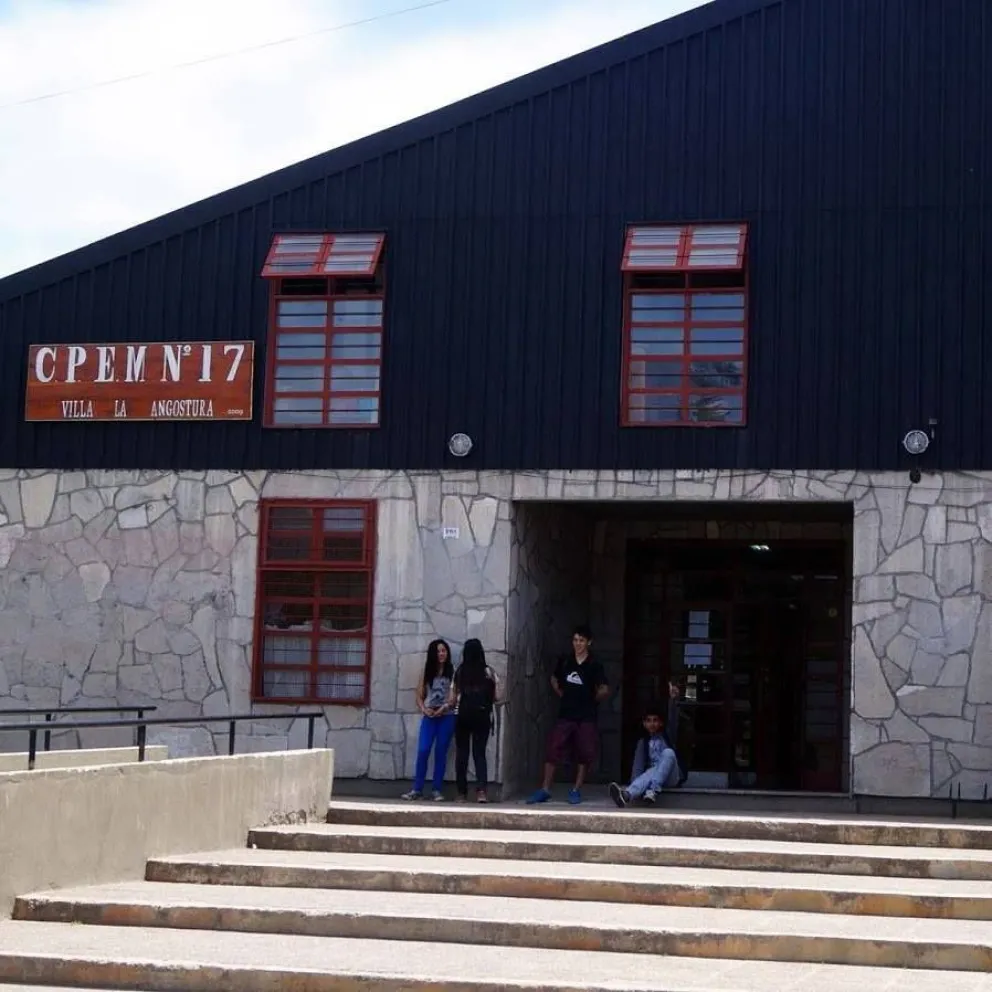 Inseguridad: robaron en un auto estacionado en el CPEM° 17 y se llevaron dos computadoras