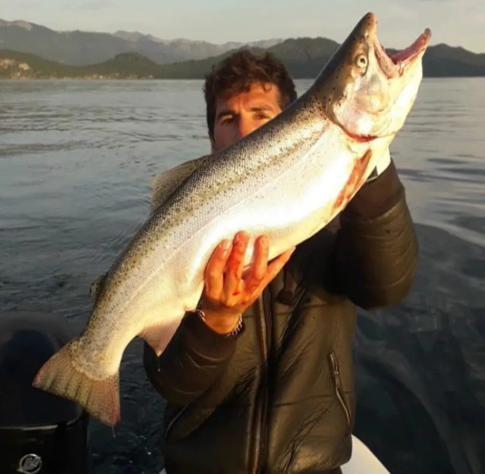 Pesca en el Nahuel Huapi: Turista capturó una trucha de 6 kilos