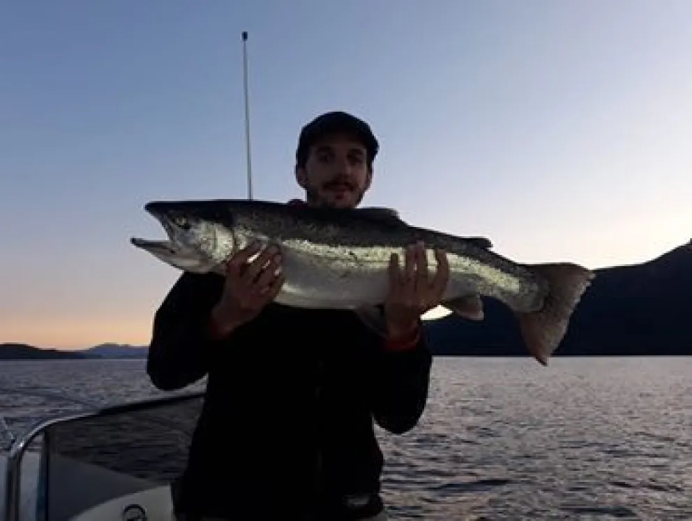Capturaron una impresionante trucha de 6.5 kg en el lago Nahuel Huapi