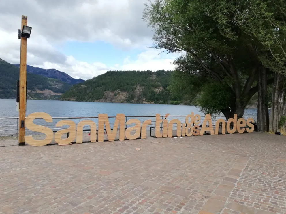 San Martín de los Andes ya tiene su cartel corpóreo en la costanera del Lago Lácar
