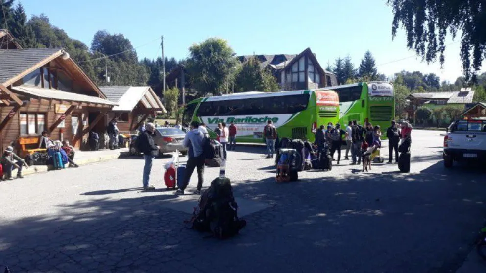 Verano 2025: Viajar desde Neuquén a Villa La Angostura en colectivo cuesta un 160% más que el año pasado
