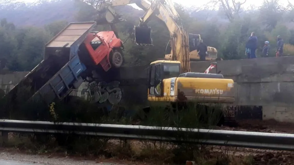 Camión quedó "colgado" en un puente en construcción de la ruta de Circunvalación