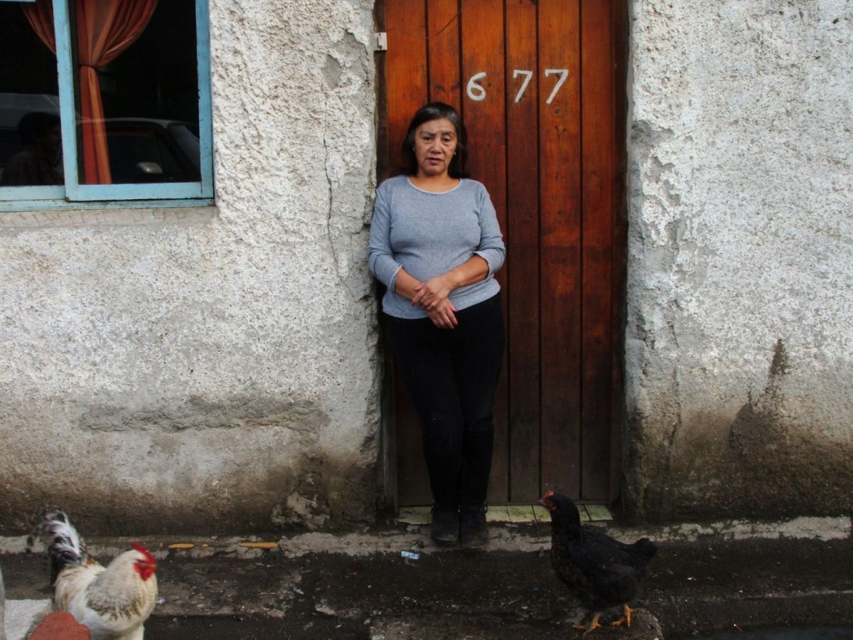 Alicia Livio en la puerta de su casa - colección Archivos del Sur- Emilio Hernandez