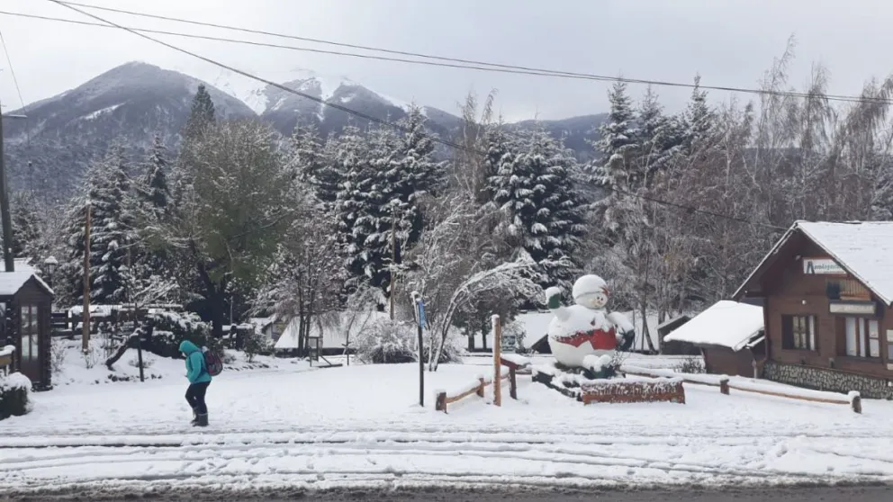 Nevó en Villa La Angostura y los pronósticos anticipan más neviscas