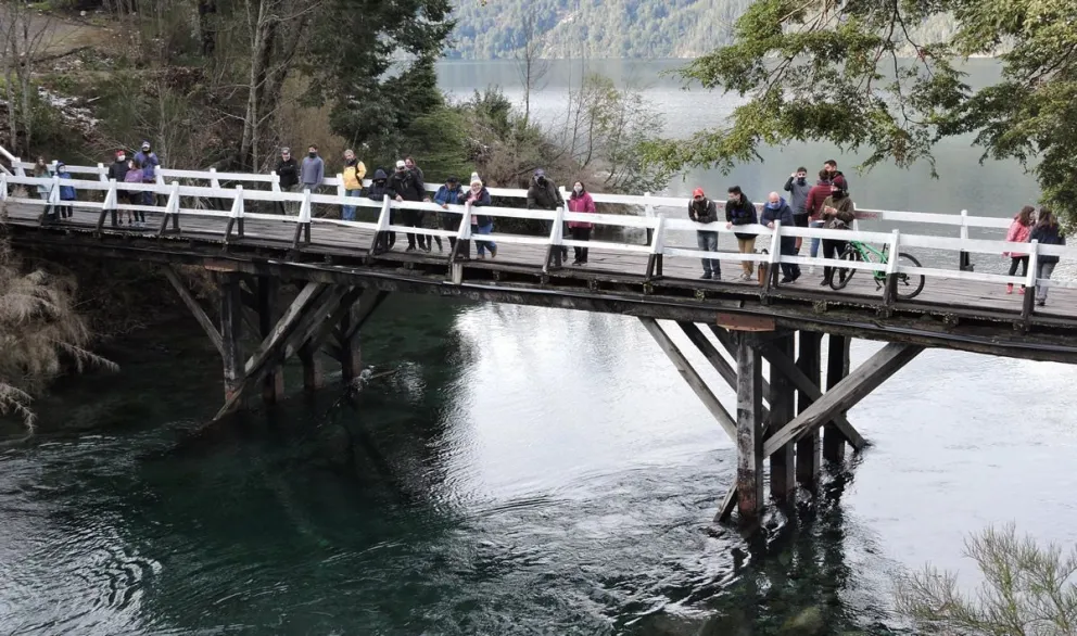 Gluck: analizan pedirle a la propietaria que remodele el puente peatonal del Correntoso para compensar "los metros excedidos de construcción"
