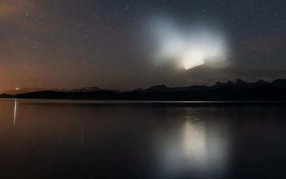 Científico asegura que el fenómeno lumínico no está vinculado a los restos del cohete que descubrió la NASA