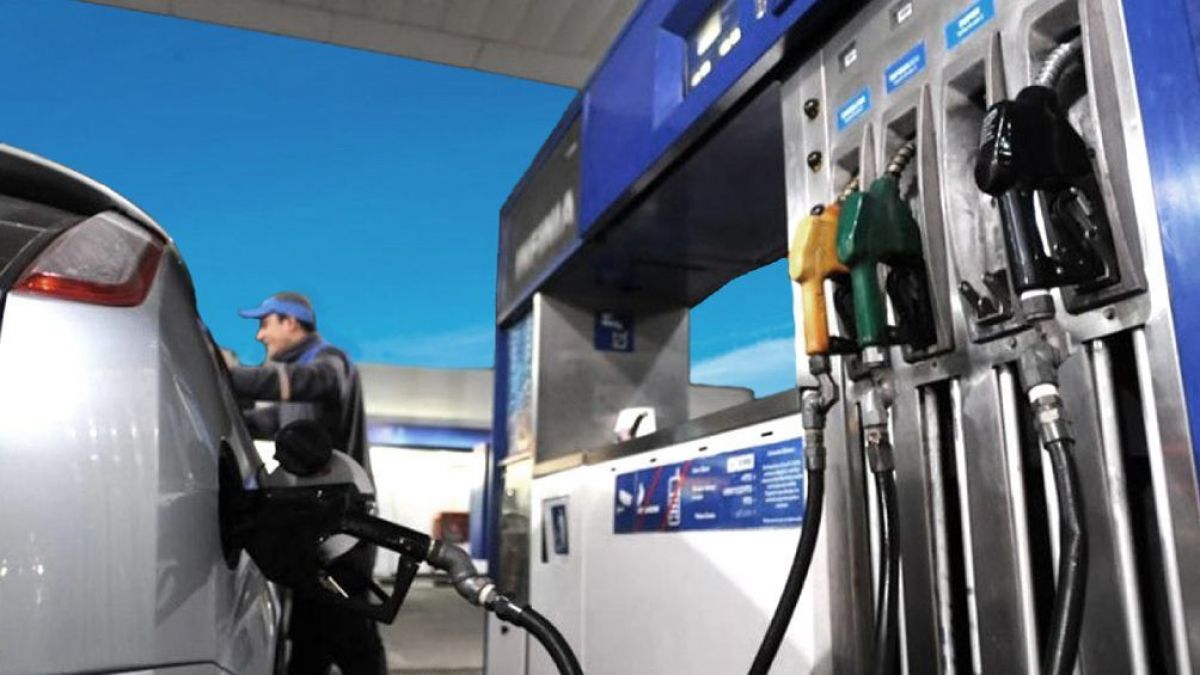 El Ejecutivo avanza con un proyecto para cobrar una tasa a los combustibles: se aplicaría un 4,5% por litro