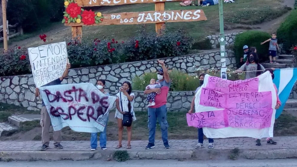 Unas 50 las familias que no tienen vivienda en la localidad: duermen en autos y se bañan en las estaciones de servicio