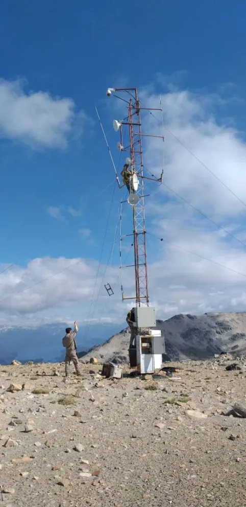 En altura: Realizaron tareas de mantenimiento en la repetidora del Radio Club Correntoso