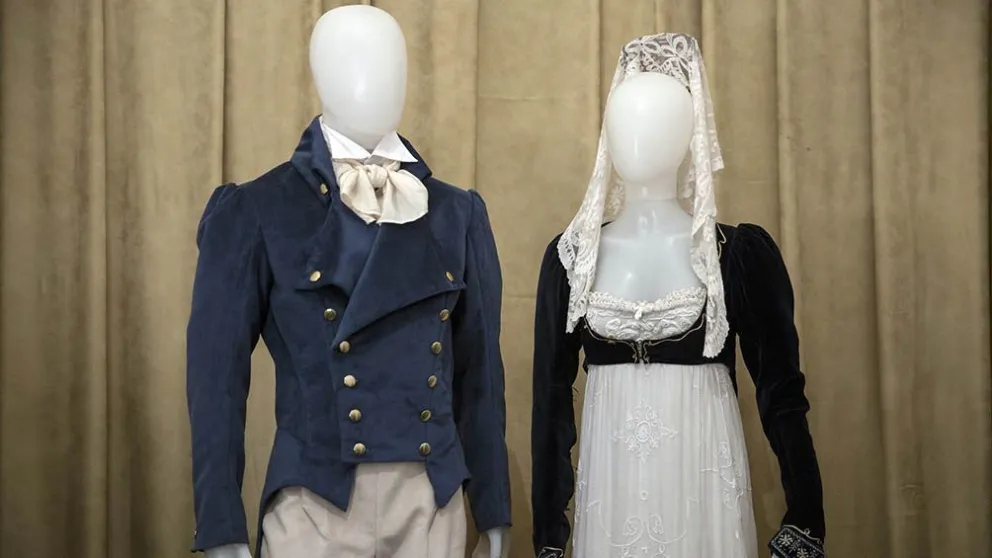 Ni miriñaque ni grandes peinetones, las ”fake news” de la moda en la época de la Independencia