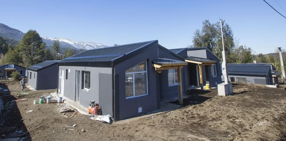 Macrolote 1: Vecinos levantan las chapas para reparar la condensación de los techos