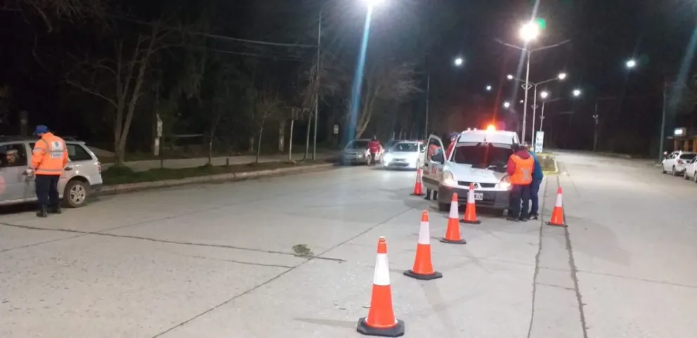 Inspectora de tránsito alcoholizada habría chocado contra un camión del municipio: podría ser exonerada