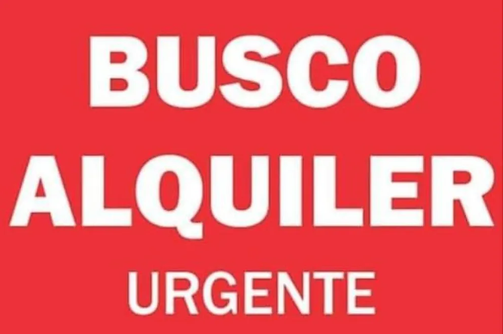 Por falta de viviendas, una mujer duerme en un auto con su hijo