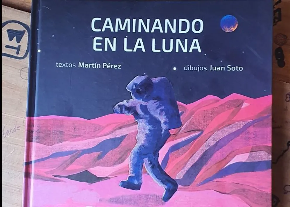 Siguen allá arriba, "Caminando en la luna"