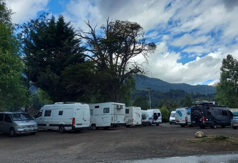 Stefani prohibió el estacionamiento de Rodantes y Motorhomes | Diario  Andino Digital de Villa La Angostura y La Patagonia