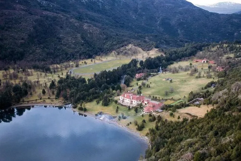 Lago Escondido: un grupo de personas bloqueó el avance de la marcha