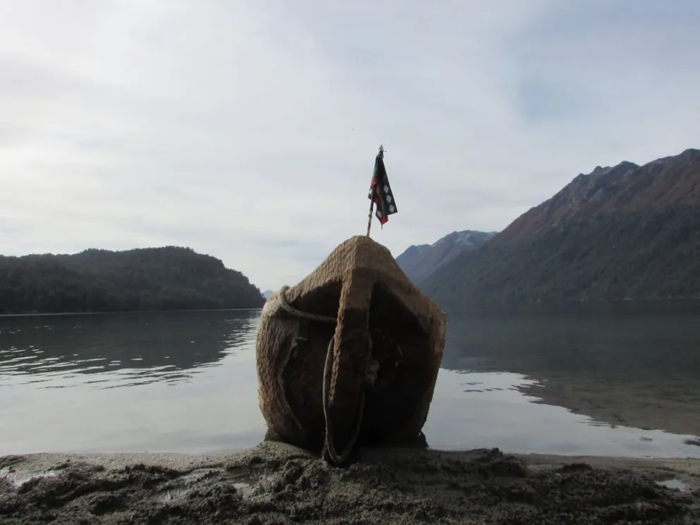 Los "Wampos" mapuches  volvieron a navegar el lago Correntoso