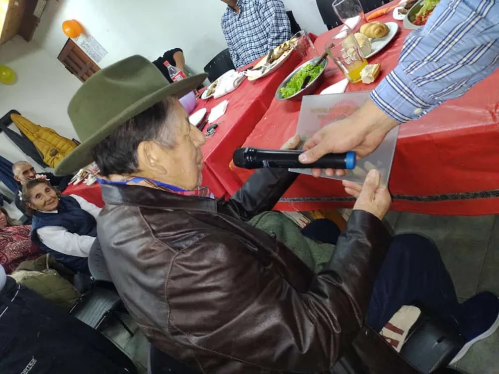 Emotivo reconocimiento al Sargento de policía Manuel Medel