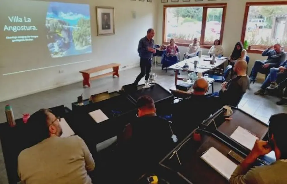 El concejo se asesora con expertos geoambientales para analizar cambios en el código de edificación urbana