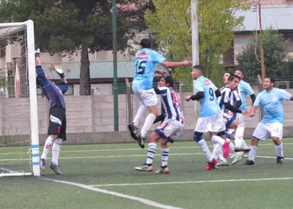 Fútbol: Ayen Hue y Angostura definen este sábado el campeón de la liga