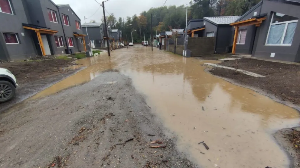 Personal municipal trabaja restableciendo servicios en la localidad, debido al temporal y los fuertes vientos.