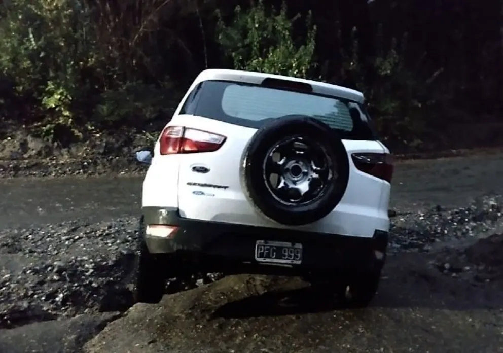 Villa Correntoso: Un auto quedó “colgado” en una zanja que se formó en una calle